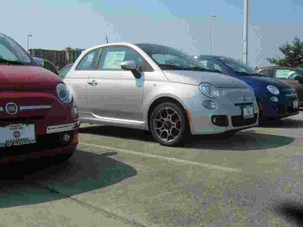El Fiat 500 en EE.UU. tiene un gran desafío por vencer: la tendencia de los estadounidenses de usar camionetas de gran porte y vehículos deportivos utilitarios (SUV) de gran tamaño.