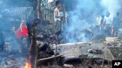 Personel militer Vietnam memeriksa lokasi kecelakaan helikopter di pinggiran Hanoi, Senin (7/7). 