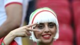 خوشحالی زن ایرانی پیش از آغاز بازی های ایران و اسپانیا در ورزشگاه روسیه. ایران این بازی را با شکست یک بر صفر به پایان برد.<br />
&nbsp;