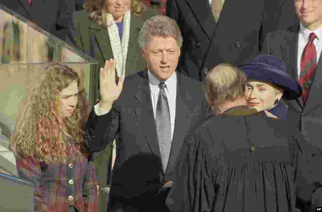 William J. Clinton, junto a su esposa Hillary y su hija Chelsea, jura como el presidente n&#250;mero 42 de EE.UU., el 21 de enero de 1993.