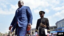 Félix Tshisekedi, mokonzi ya sika na RDC na officier d'ordonnance na ye, na milulu ya bozuwi bokonzi na Kinshasa, le 24 janvier 2019.