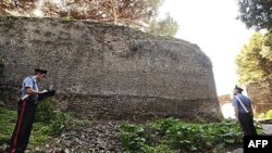 Italijanska policija pored urušenog zida u Pompeju