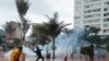 Manifestantes chocan con policías durante una protesta contra la pobreza y la violencia policial en Bogotá, Colombia, el 5 de mayo de 2021. REUTERS / Nathalia Angarita