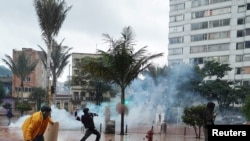 Manifestantes chocan con policías durante una protesta contra la pobreza y la violencia policial en Bogotá, Colombia, el 5 de mayo de 2021. REUTERS / Nathalia Angarita