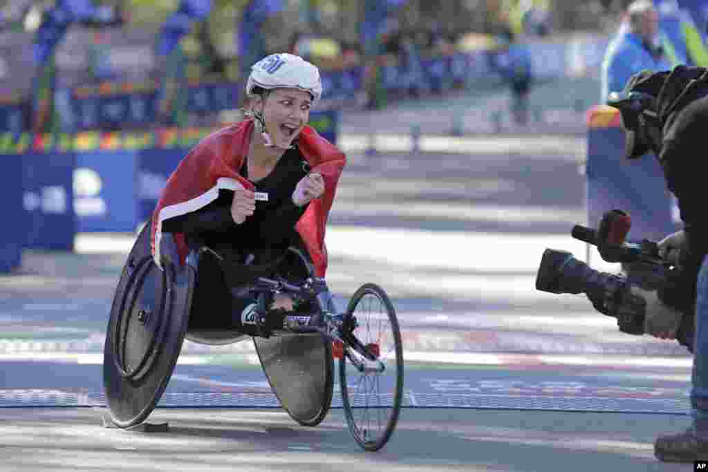 Мануэла Шяр из Швейцарии первая пересекла финишную черту в женской гонке на инвалидных колясках (AP Photo / Seth Wenig)