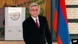 Tổng thống Armenia Serge Sarkisian đi bỏ phiếu tại Yerevan, ngày 18/2/2013.