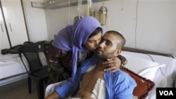 Seorang prajurit Suriah yang terluka dan ibunya di sebuah rumah sakit militer di Damaskus. Pasien empat rumah sakit di Suriah menjadi sasaran serangan pasukan keamanan pemerintah (foto:dok).