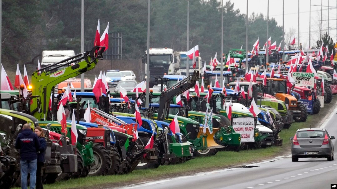 Sejumlah petani Polandia memblokade jalan utama di Lomianki, dekat Warsawa, sebagai bentuk protes untuk menuntut pengaturan impor pangan yang berasal dari Ukraina, pada 6 Maret 2024. (Foto: AP/Czarek Sokolowski)