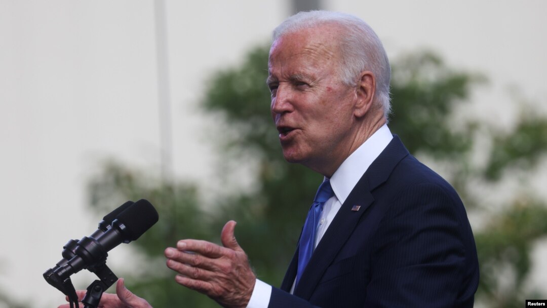 Presiden Joe Biden memberikan sambutan pada peresmian Dodd Center for Human Rights di University of Connecticut di Storrs, Connecticut, AS, 15 Oktober 2021. (Foto: REUTERS/Leah Millis)