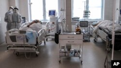Para dokter merawat pasien Covid-19 di ruang perawatan intensif di sebuah rumah sakit di Moskow, Rusia, 2 Mei 2020.