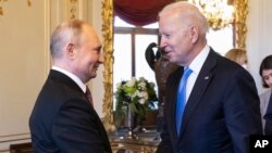 Tổng thống Nga Vladimir Putin bắt tay Tổng thống Mỹ Joe Biden tại hội nghị thượng đỉnh Mỹ - Nga ở Geneva, Thụy Sĩ, 6/6/2021.