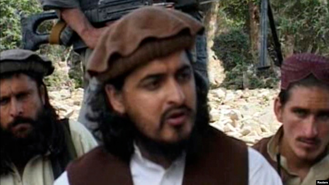 Pemimpin Taliban Pakistan, Hakimullah Mehsud (tengah) tewas hari Jumat (1/11) dalam serangan pesawat tanpa awak AS (foto: dok). 