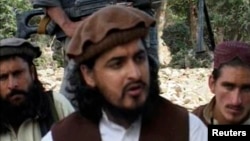 Pemimpin Taliban Pakistan, Hakimullah Mehsud (tengah) tewas hari Jumat (1/11) dalam serangan pesawat tanpa awak AS (foto: dok). 