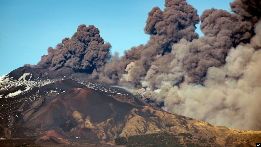 Gunung Etna di Catania, Italia terus mengeluarkan abu dan lahar, dan mengakibatkan gempa bumi di kawasan itu.