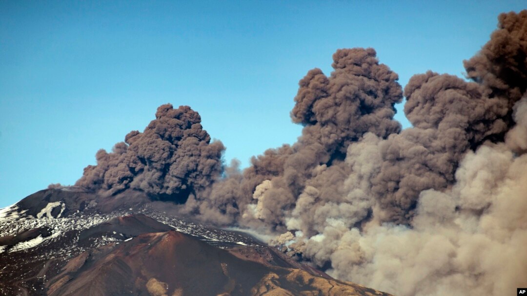 Gumpalan asap vulkanik mengepul dari kawah gunung berapi Atna di Catania, Italia, 24 Desember 2018.