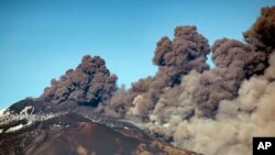 Gumpalan asap vulkanik mengepul dari kawah gunung berapi Atna di Catania, Italia, 24 Desember 2018.