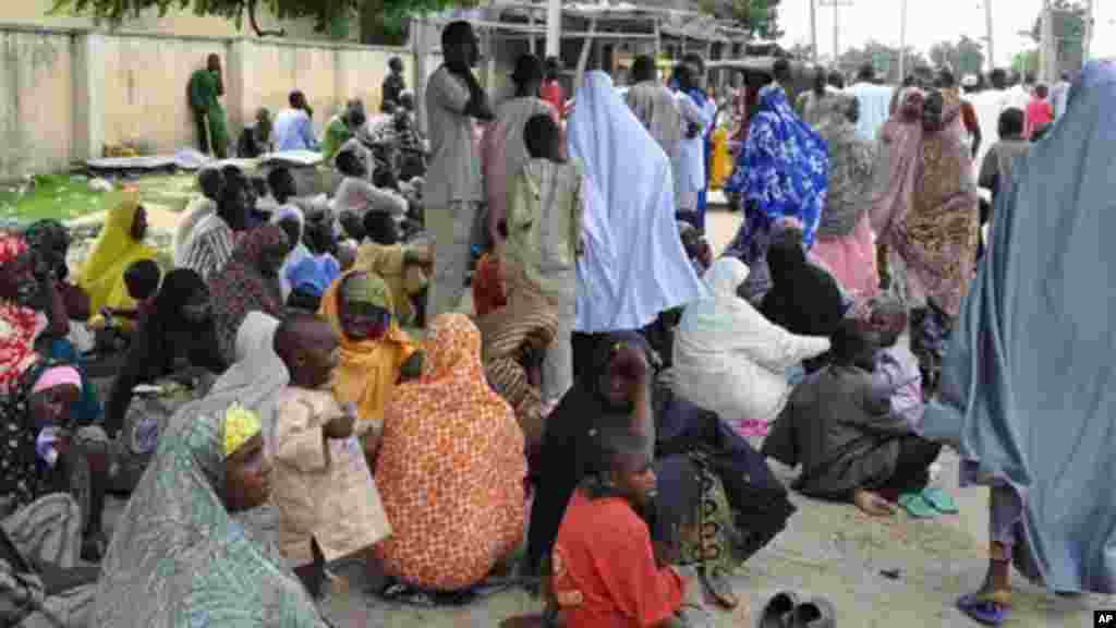 ‘Yan sintiri da Mafarauta, rike da bindigogi sun taru kofar fadar Sarki a Maiduguri, 4 ga Satumba 2014.