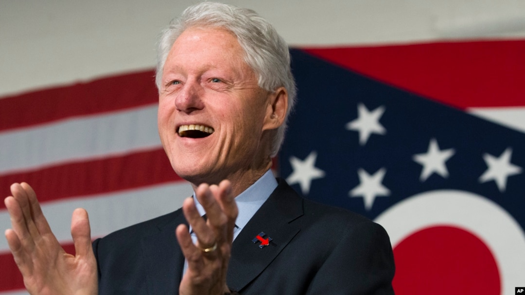 Mantan Presiden AS Bill Clinton berkampanye untuk istrinya, kandidat presiden dari Partai Demokrat Hillary Clinton, di Cincinnati, Februari 2016. (AP/John Minchillo)