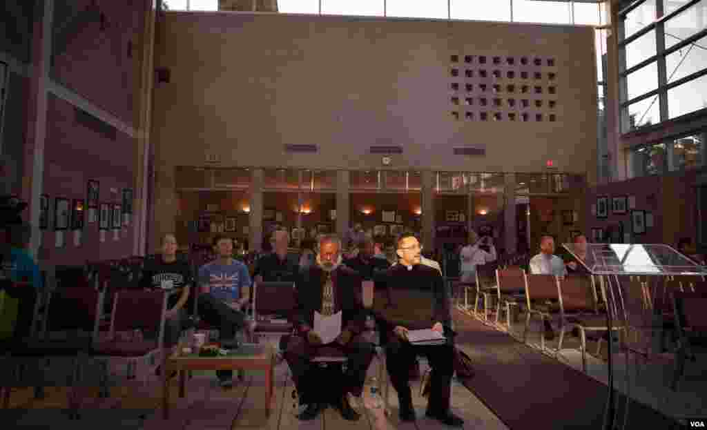 Rev. David North (left), guest pastor, and Dwayne Johnson (right) in the sunlight at Tuesday morning's service at the Metropolitan Community Church in DC, July 24. (Alison Klein/VOA)