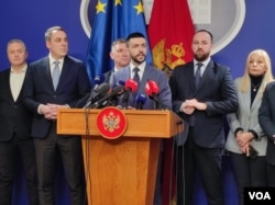 Danijel Živković iz opozicione Demokratske partije socijaista govori tokom konferencije za štampu crnogorske opozicije u Skupštini Crne Gore, u Podgorici, 21. januara 2025. (Foto: VoA/Jovo Radulović)