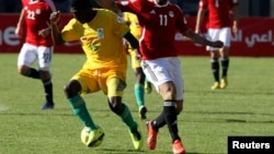 Le Zimbabwe joue contre l'Égypte lors des qualifications au stade d'Harare, le 9 juin 2013.