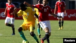 Le Zimbabwe joue contre l'Égypte lors des qualifications au stade d'Harare, le 9 juin 2013.