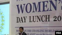 Ketua DPR sedang berpidato di DPR-International Women Day Luncheon 2017 di gedung DPR/MPR, hari Senin 20/3. (VOA/Fathiyah Wardah)