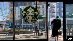 ARCHIVO - Un cliente sale de una tienda Starbucks en Oakland, California, 16 de enero de 2025. 