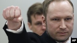 Anders Behring Breivik saluda con el puño en la corte de Oslo, Noruega, donde fue condenado a cadena perpetua.