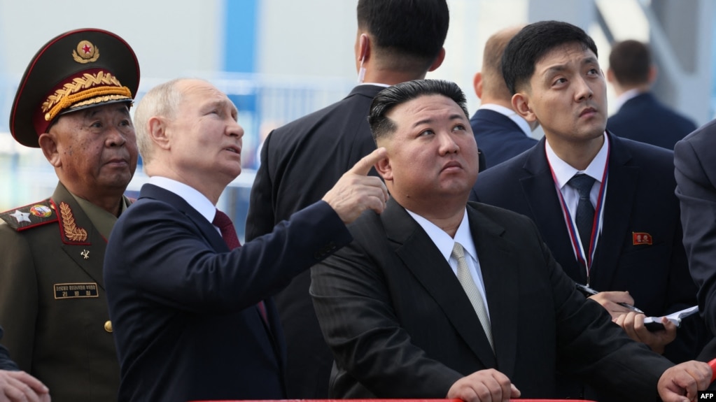 Bức ảnh do hãng thông tấn Sputnik công bố, Tổng thống Nga Vladimir Putin (giữa, bên trái) và nhà lãnh đạo Triều Tiên Kim Jong Un (giữa, bên phải) đến thăm Sân bay vũ trụ Vostochny ở vùng Amur vào ngày 13/9/2023.