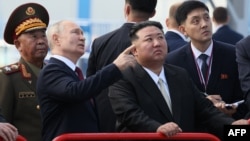 Arhiv - Ruski predsjednik Vladimir Putin sa sjevernokorejskim liderom Kim Jong Unom u Rusiji. (Foto: Mikhail Metzel / POOL / AFP) 