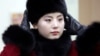 Seorang perempuan anggota pemandu sorak tim Olimpiade Korea Utara tampak berdandan di depan cermin di Gapyeong, Korea Selatan.