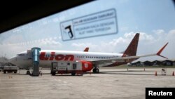 Pesawat Boeing 737 Max 8 milik maskapai penerbangan Lion Air di tarmac bandara Internasional Soekarno Hatta dekat Jakarta, 15 Maret 2019. (Foto: dok)