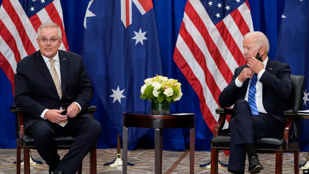 Presiden AS Joe Biden (kanan) bertemu dengan Perdana Menteri Australia Scott Morrison di sela Sidang Majelis Umum PBB di New York, pada 21 September 2021. (Foto: AP/Evan Vucci)