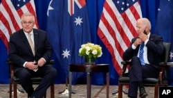 Presiden AS Joe Biden (kanan) bertemu dengan Perdana Menteri Australia Scott Morrison di sela Sidang Majelis Umum PBB di New York, pada 21 September 2021. (Foto: AP/Evan Vucci)