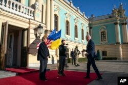 Presiden Joe Biden, kanan, bertemu dengan Presiden Ukraina Volodymyr Zelenskyy, tengah, dan Olena Zelenska, kiri, istri Presiden Zelenskyy, di Istana Mariinsky dalam kunjungan mendadak di Kyiv, Ukraina, Senin, 20 Februari 2023. (Foto: AP )