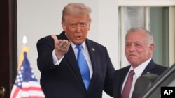 Presiden AS Donald Trump menyambut Raja Yordania Abdullah II di Gedung Putih, Washington, pada 11 Februari 2025. (Foto: AP/Evan Vucci)