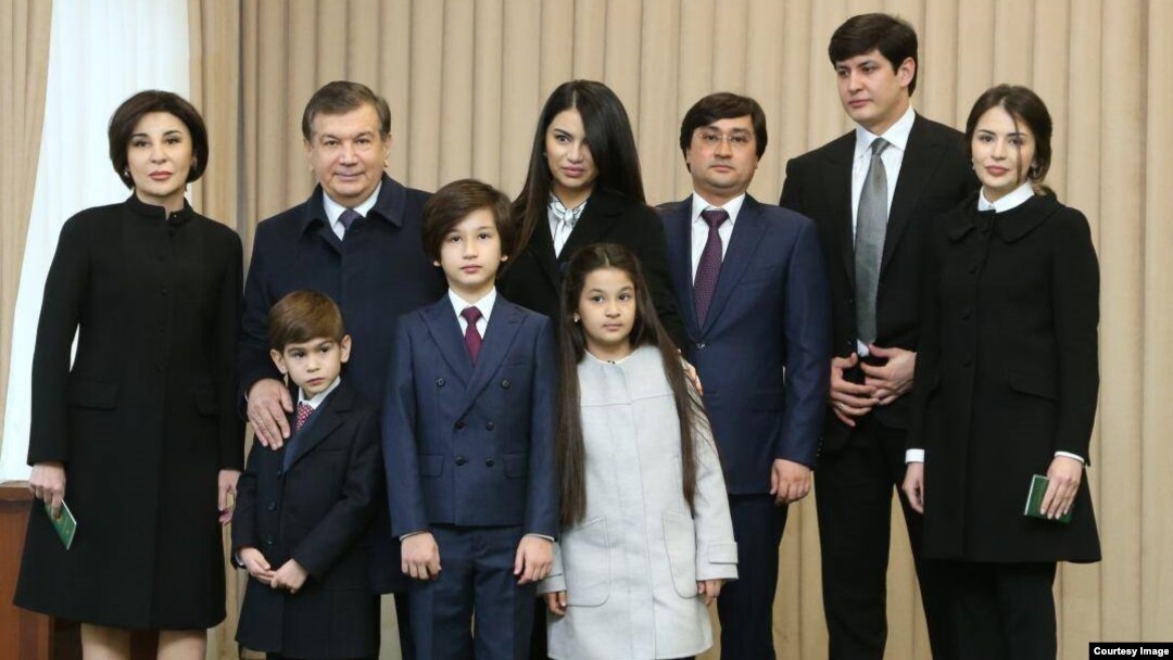 Bosh vazir va prezidentlikka asosiy nomzod Shavkat Mirziyoyevning oilasi ovoz berishga keldi, Toshkent, 4-dekabr, 2016