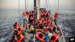 Kapal yang membawa migran Afrika berada di dekat Pulau Lampedusa, di luar perairan Italia (foto: dok). 