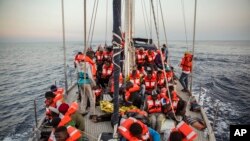 Kapal yang membawa migran Afrika berada di dekat Pulau Lampedusa, di luar perairan Italia (foto: dok). 