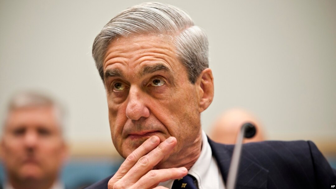 Direktur FBI Robert Mueller menghadiri rapat terkait kebocoran di program NSA di Capitol Hill, Washington (13/6).