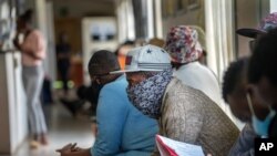 Des volontaires attendent d'être contrôlés dans un centre d'essai de vaccins installé à l'hôpital Chris Sani Baragwanath de Soweto, près de Johannesburg, en Afrique du Sud, le lundi 30 novembre 2020.