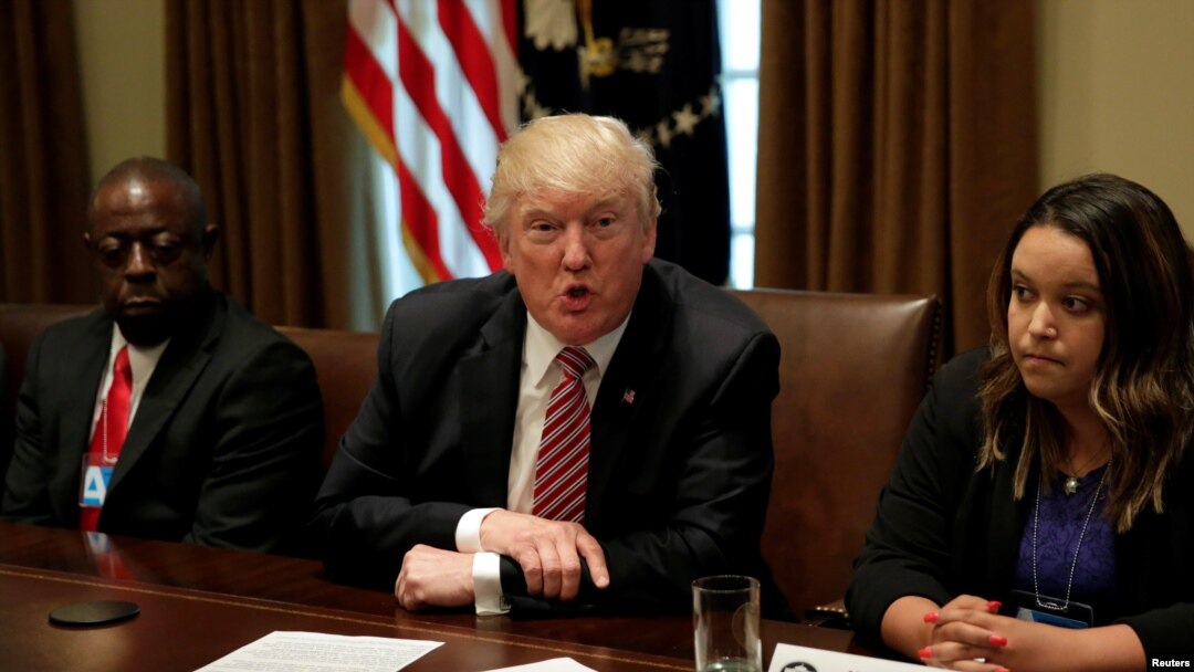 Presiden Donald Trump berbicara pada para wartawan dalam pertemuan dengan korban kejahatan imigrasi di Gedung Putih, Washington, 28 Juni 2017 (foto: REUTERS/Yuri Gripas)