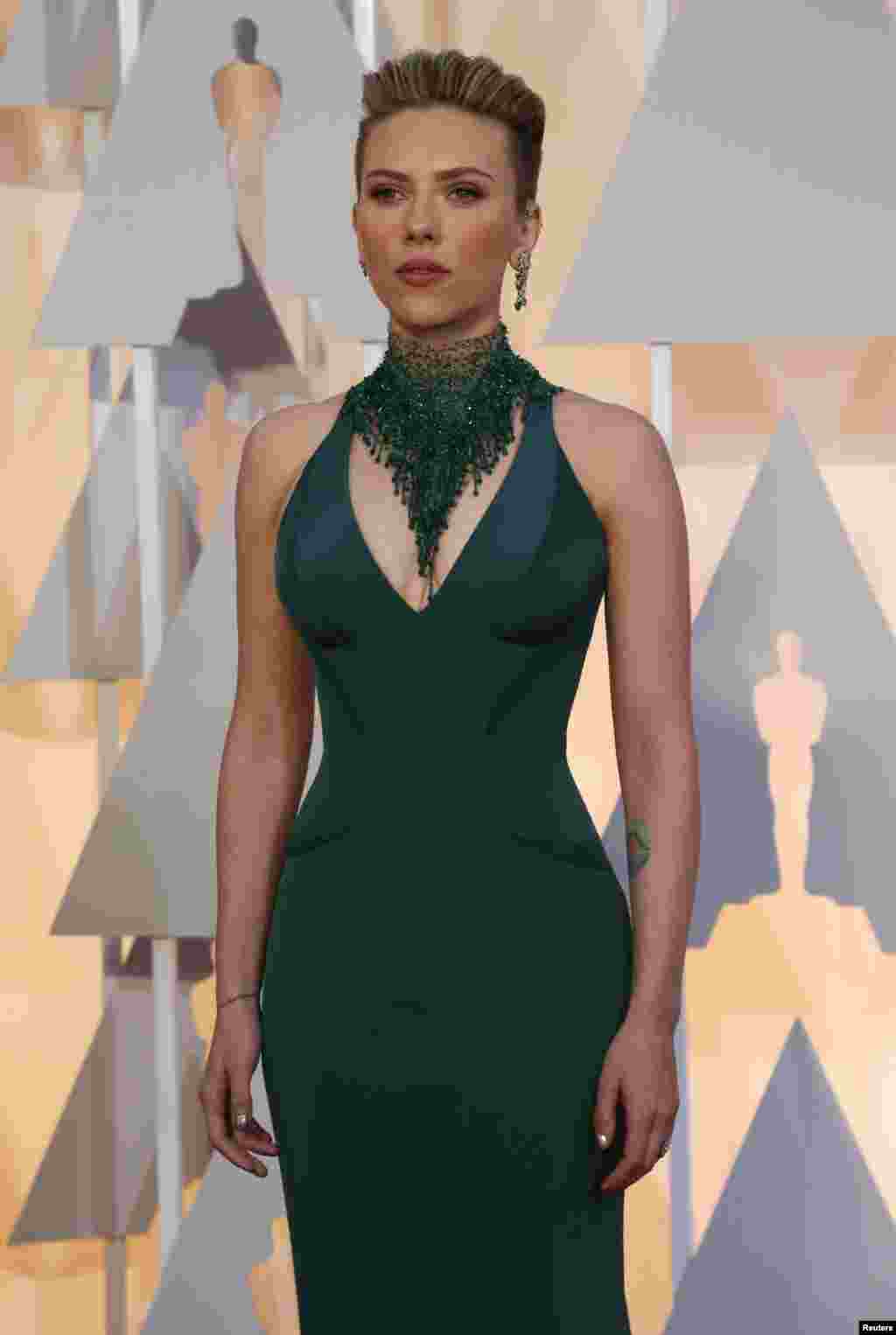 Actriz Scarlett Johansson num vestido Versace 