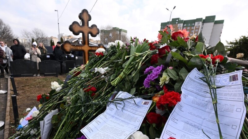 რუსეთის ეკლესიამ ნავალნის საფლავზე მლოცველ მღვდელს მღვდელმსახურება შეუჩერა