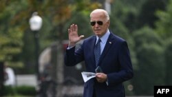 El presidente de Estados Unidos, Joe Biden, saluda a la prensa mientras camina hacia el Marine One desde el jardín sur de la Casa Blanca en Washington, DC, el 16 de agosto de 2024.