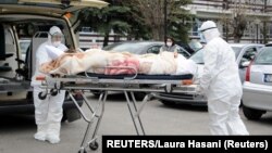 Priština, transport pacijenta sa koronavirusom; ilustrativna fotografija (Foto: REUTERS/Laura Hasani)