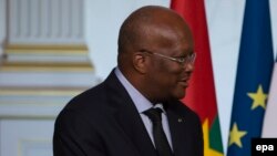 Le président français François Hollande, à droite, et le président du Burkina Faso, Roch Kabore, à gauche, se serrent la main à l'issue d’un point de presse tenu au terme une réunion à l'Elysée à Paris, France, 5 avril 2016. epa / IAN LANGSDON