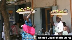 Deux vendeuses dans une rue de N'Djamena, au Tchad, ke 5 novembre 2007. (Photo: REUTERS/Ahmed Jadallah)