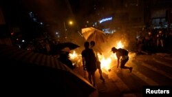 Manifestantes antigubernamentales encienden fuegos durante una protesta afuera de la estación de policía de Mong Kok, en Hong Kong. Sep. 22 de 2019. Reuters/Aly Song.